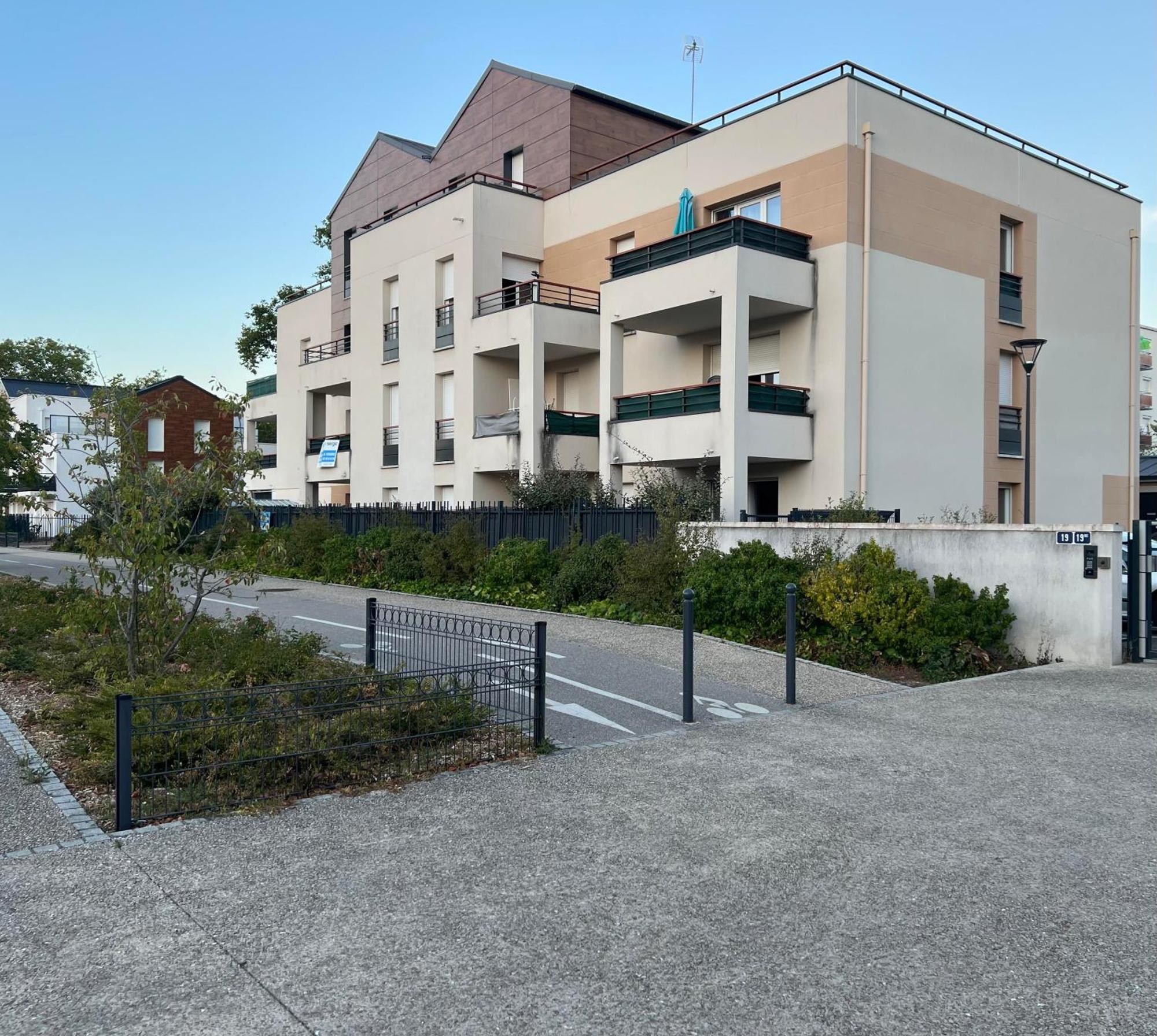 Appartement rez de chaussée avec parking privé Orléans Exterior foto